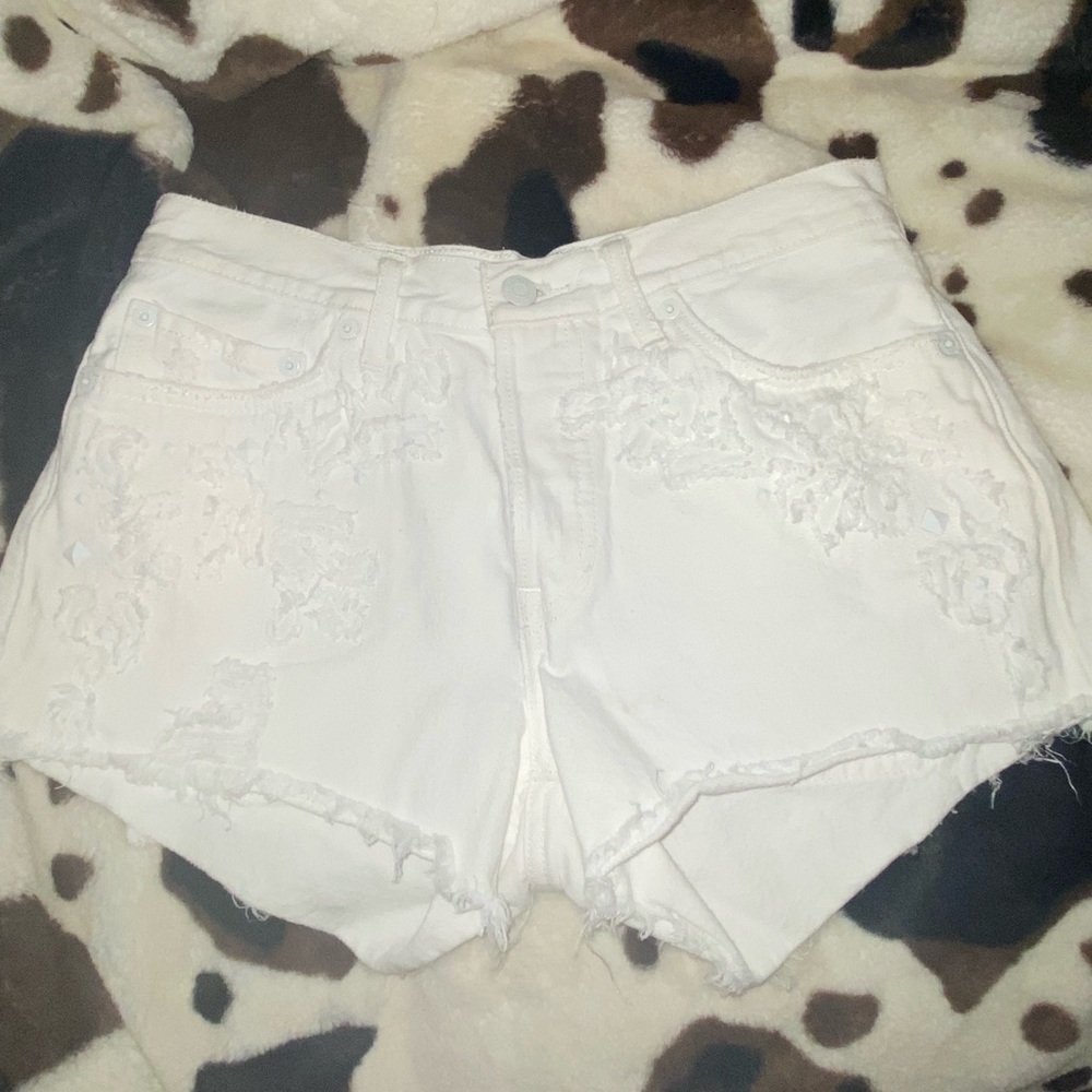 White distressed Levi’s shorts